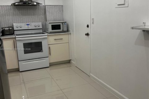 Condominio en alquiler en Bal Harbour, Florida, 1 dormitorio, 94.67 m2 № 2429989 - foto 10