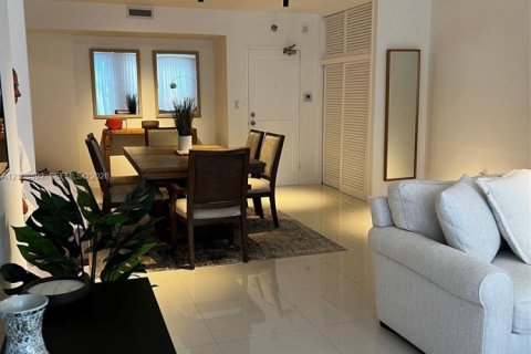 Condominio en alquiler en Bal Harbour, Florida, 1 dormitorio, 94.67 m2 № 2429989 - foto 3