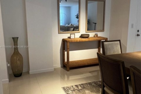 Condominio en alquiler en Bal Harbour, Florida, 1 dormitorio, 94.67 m2 № 2429989 - foto 2