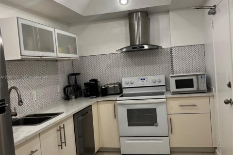 Condominio en alquiler en Bal Harbour, Florida, 1 dormitorio, 94.67 m2 № 2429989 - foto 9