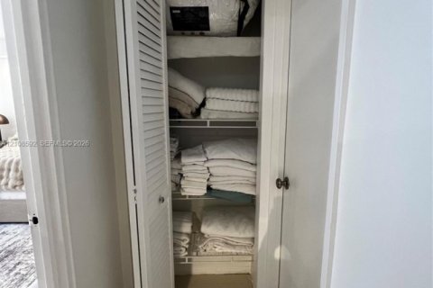 Condominio en alquiler en Bal Harbour, Florida, 1 dormitorio, 94.67 m2 № 2429989 - foto 15
