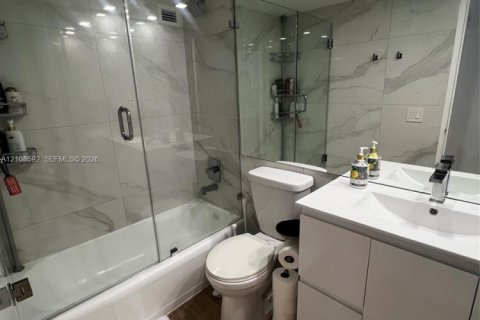 Condominio en alquiler en Bal Harbour, Florida, 1 dormitorio, 94.67 m2 № 2429989 - foto 13