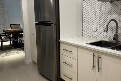 Condominio en alquiler en Bal Harbour, Florida, 1 dormitorio, 94.67 m2 № 2429989 - foto 8