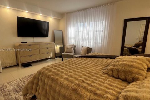 Condominio en alquiler en Bal Harbour, Florida, 1 dormitorio, 94.67 m2 № 2429989 - foto 7