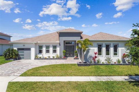 House in Wesley Chapel, Florida 4 bedrooms, 325.16 sq.m. № 1786109 - photo 1