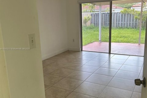 Villa ou maison à vendre à Hialeah, Floride: 2 chambres, 101.26 m2 № 2059898 - photo 5
