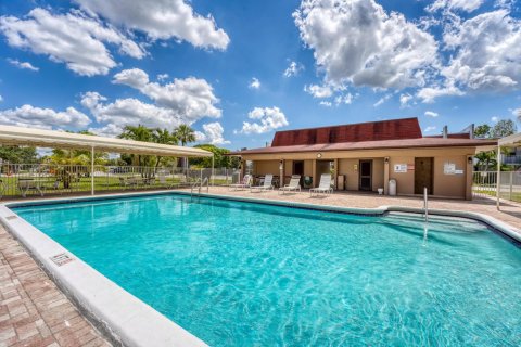 Copropriété à vendre à Lauderdale Lakes, Floride: 2 chambres, 94.85 m2 № 913487 - photo 1