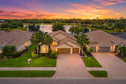 House in Punta Gorda, Florida 4 bedrooms, 240.62 sq.m. № 2230676 - photo 4