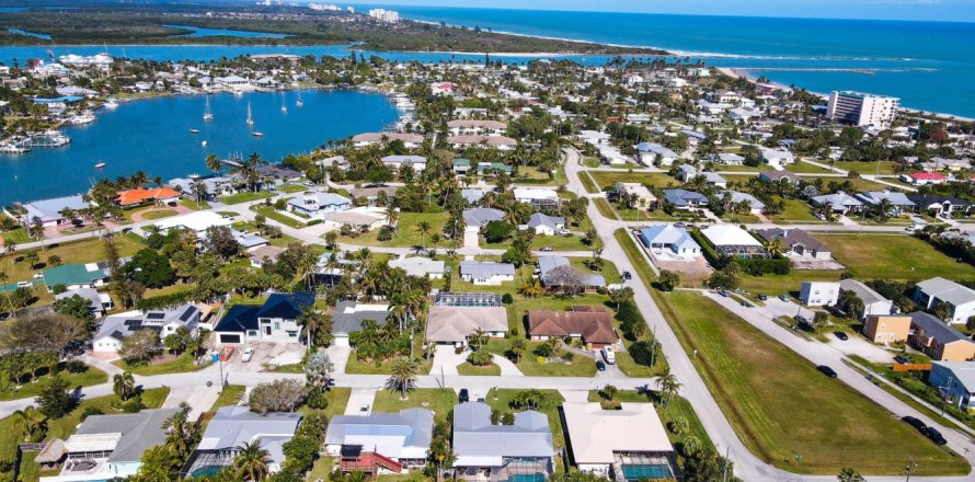 House in Hutchinson Island South, Florida 2 bedrooms, 107.49 sq.m. № 874459