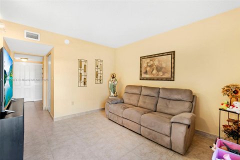Condo in Miami, Florida, 2 bedrooms  № 1871782 - photo 12