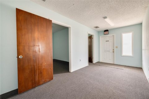 Propiedad comercial en venta en New Port Richey, Florida, 241.55 m2 № 1785935 - foto 17