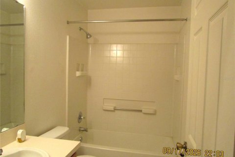 Townhouse in Brandon, Florida 2 bedrooms, 108.51 sq.m. № 2378367 - photo 24