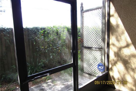 Townhouse in Brandon, Florida 2 bedrooms, 108.51 sq.m. № 2378367 - photo 25