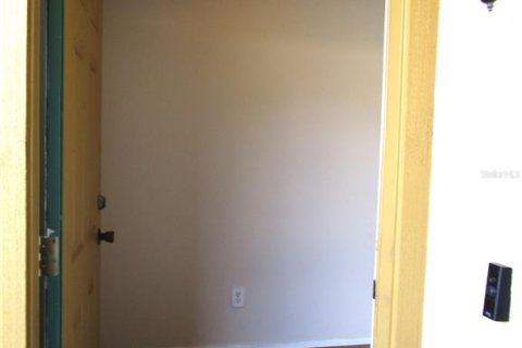 Townhouse in Brandon, Florida 2 bedrooms, 108.51 sq.m. № 2378367 - photo 3