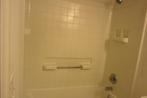 Townhouse in Brandon, Florida 2 bedrooms, 108.51 sq.m. № 2378367 - photo 22