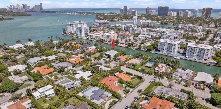 Villa ou maison à Bay Harbor Islands, Floride 6 chambres, 451.6 m2 № 1819718