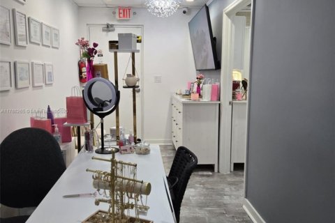 Commercial property in Kendall, Florida № 1696921 - photo 18