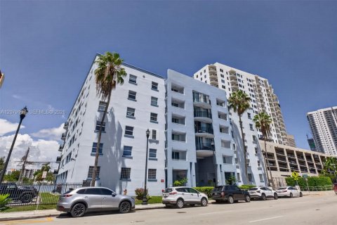 Copropriété à louer à Miami, Floride: 2 chambres, 73.3 m2 № 2323749 - photo 4