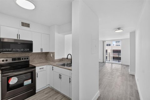 Copropriété à louer à Miami, Floride: 2 chambres, 73.3 m2 № 2323749 - photo 14