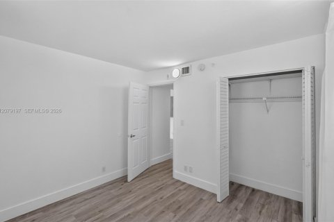 Copropriété à louer à Miami, Floride: 2 chambres, 73.3 m2 № 2323749 - photo 8
