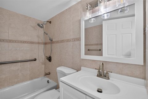 Copropriété à louer à Miami, Floride: 2 chambres, 73.3 m2 № 2323749 - photo 12