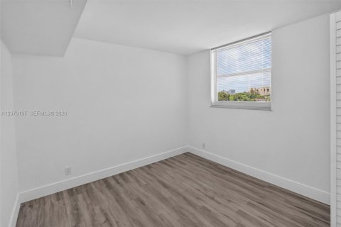 Copropriété à louer à Miami, Floride: 2 chambres, 73.3 m2 № 2323749 - photo 10
