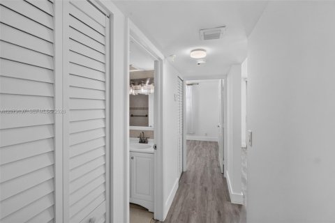 Copropriété à louer à Miami, Floride: 2 chambres, 73.3 m2 № 2323749 - photo 11