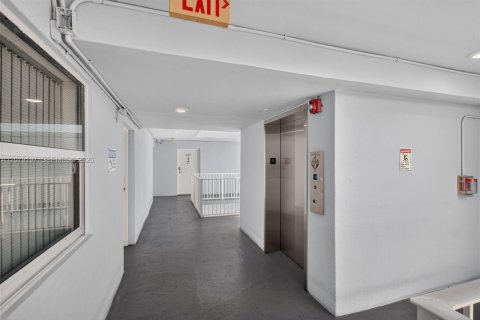 Copropriété à louer à Miami, Floride: 2 chambres, 73.3 m2 № 2323749 - photo 25