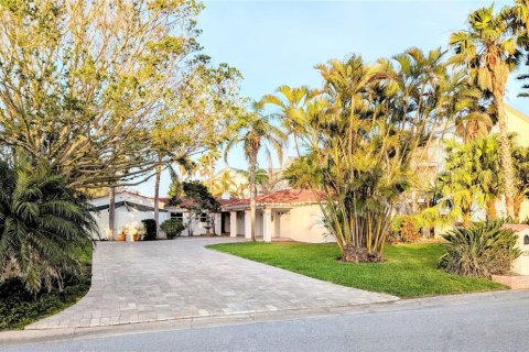 House in North Redington Beach, Florida 3 bedrooms, 259.48 sq.m. № 1657676 - photo 1