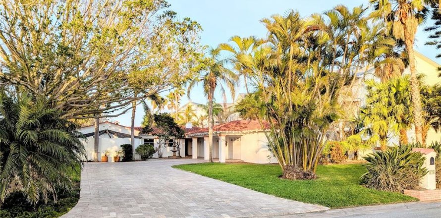 House in North Redington Beach, Florida 3 bedrooms, 259.48 sq.m. № 1657676