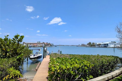 House in North Redington Beach, Florida 3 bedrooms, 259.48 sq.m. № 1657676 - photo 15