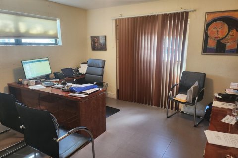 Commercial property in Hollywood, Florida № 976778 - photo 1
