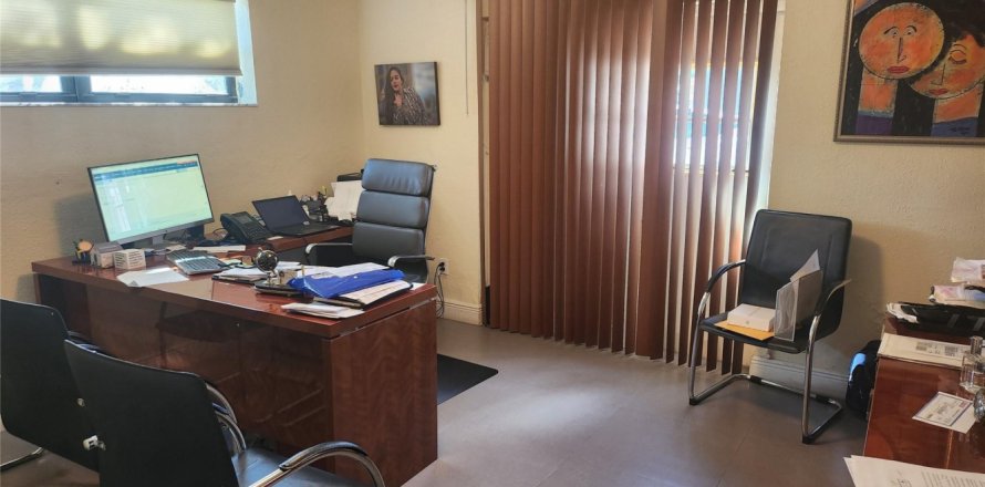 Commercial property in Hollywood, Florida № 976778