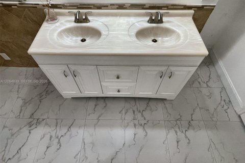 Copropriété à louer à Aventura, Floride: 2 chambres, 125.7 m2 № 2385036 - photo 16