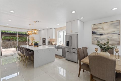 Casa en Weston, Florida 4 dormitorios, 195.56 m2 № 2056158