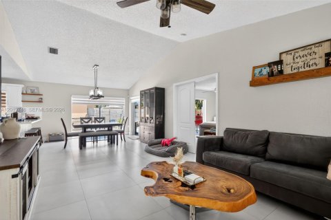 Casa en venta en Hialeah, Florida, 3 dormitorios, 126.16 m2 № 2084895 - foto 2