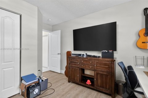 Casa en venta en Hialeah, Florida, 3 dormitorios, 126.16 m2 № 2084895 - foto 22