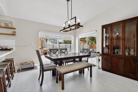 Casa en venta en Hialeah, Florida, 3 dormitorios, 126.16 m2 № 2084895 - foto 5