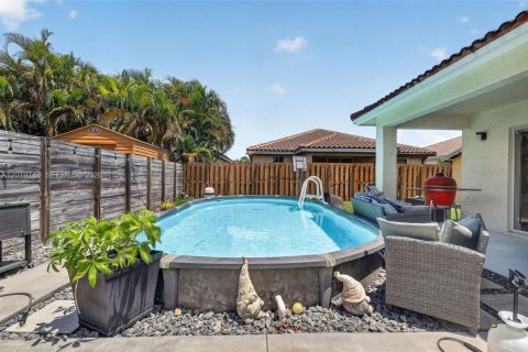 Casa en venta en Hialeah, Florida, 3 dormitorios, 126.16 m2 № 2084895 - foto 28