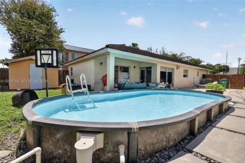 Casa en venta en Hialeah, Florida, 3 dormitorios, 126.16 m2 № 2084895 - foto 30
