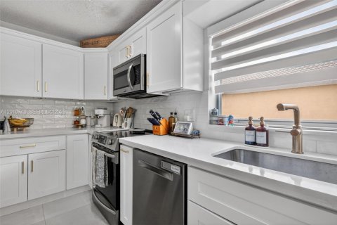Casa en venta en Hialeah, Florida, 3 dormitorios, 126.16 m2 № 2084895 - foto 7
