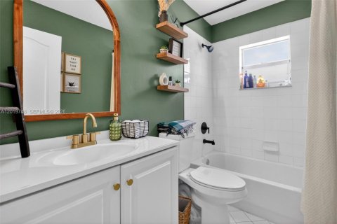 Casa en venta en Hialeah, Florida, 3 dormitorios, 126.16 m2 № 2084895 - foto 18