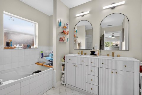 Casa en venta en Hialeah, Florida, 3 dormitorios, 126.16 m2 № 2084895 - foto 13