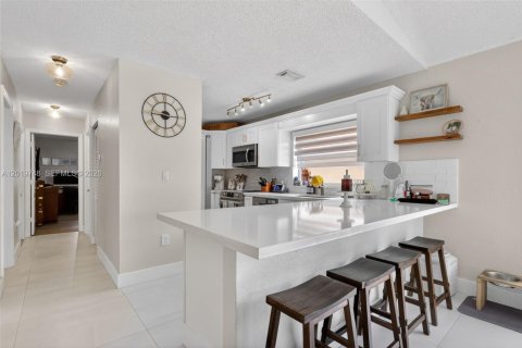 Casa en venta en Hialeah, Florida, 3 dormitorios, 126.16 m2 № 2084895 - foto 6
