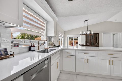 Casa en venta en Hialeah, Florida, 3 dormitorios, 126.16 m2 № 2084895 - foto 8