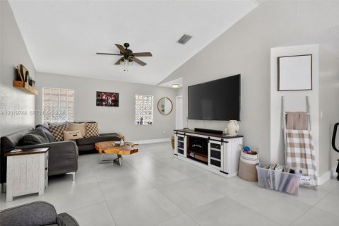 Casa en venta en Hialeah, Florida, 3 dormitorios, 126.16 m2 № 2084895 - foto 4