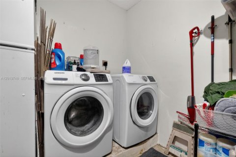 Casa en venta en Hialeah, Florida, 3 dormitorios, 126.16 m2 № 2084895 - foto 23