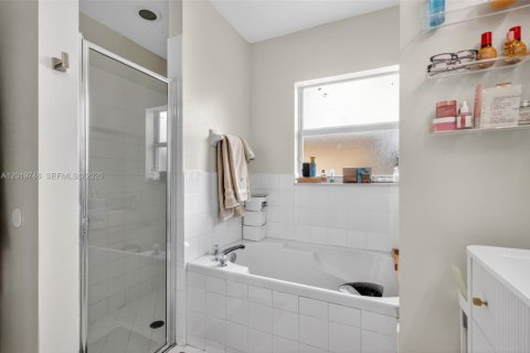 Casa en venta en Hialeah, Florida, 3 dormitorios, 126.16 m2 № 2084895 - foto 14