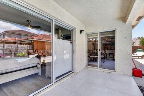 Casa en venta en Hialeah, Florida, 3 dormitorios, 126.16 m2 № 2084895 - foto 25