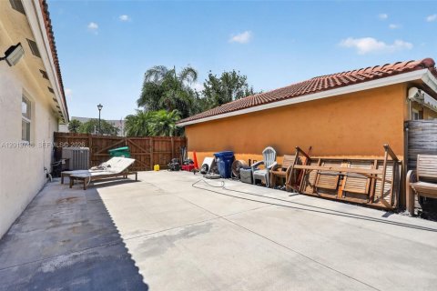 Casa en venta en Hialeah, Florida, 3 dormitorios, 126.16 m2 № 2084895 - foto 26